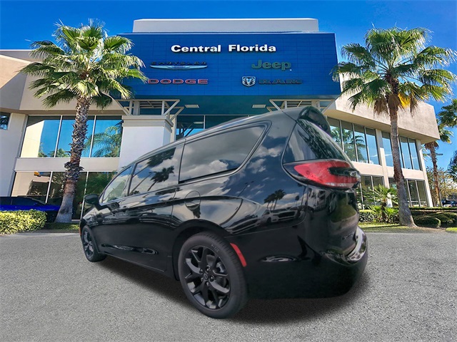 2026 Chrysler Pacifica Limited photo 2