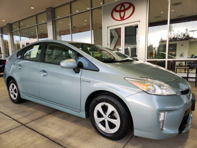 2012 Toyota Prius Three photo 3