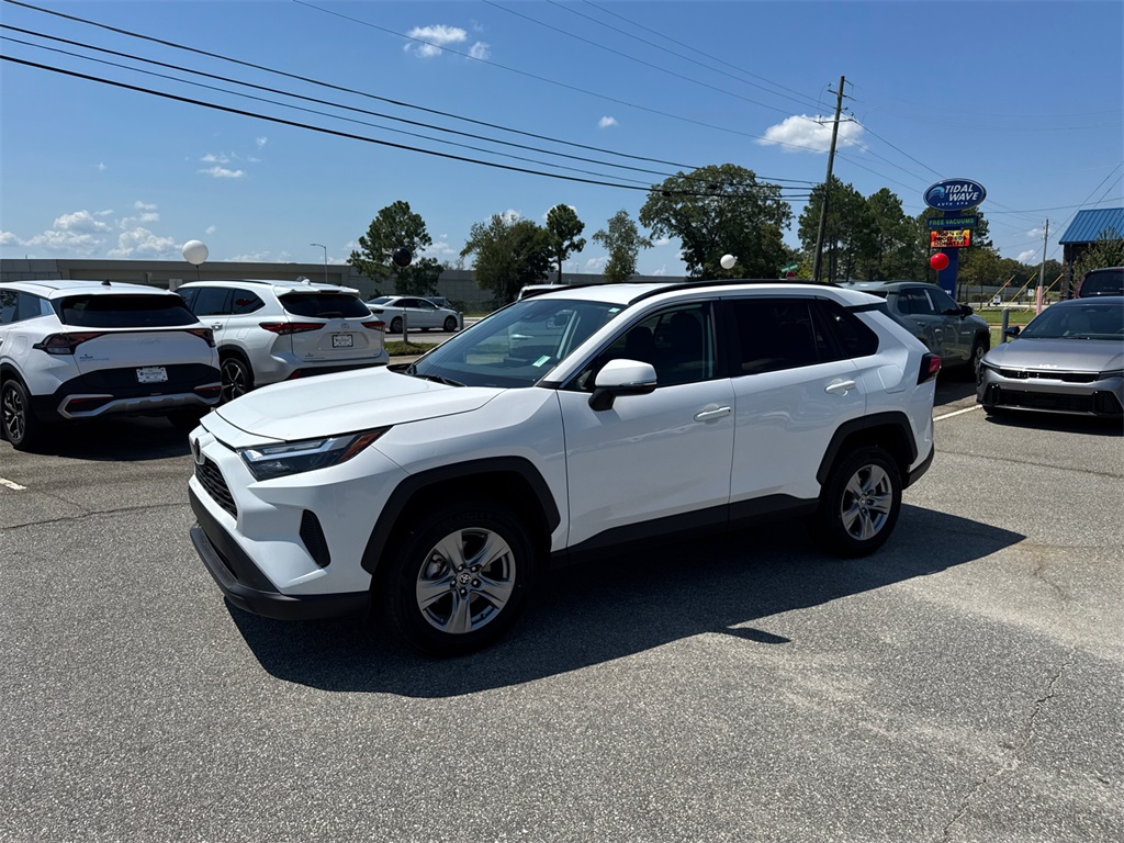 2022 Toyota RAV4 XLE photo 6