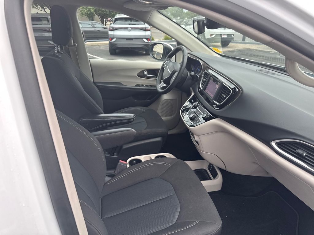 2023 Chrysler Voyager LX photo 30