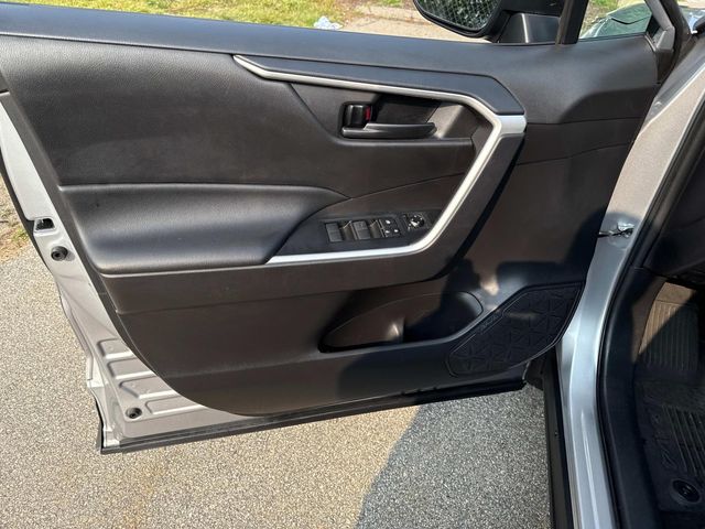 2022 Toyota RAV4 LE photo 16