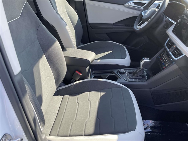 2025 Volkswagen Taos SE photo 16