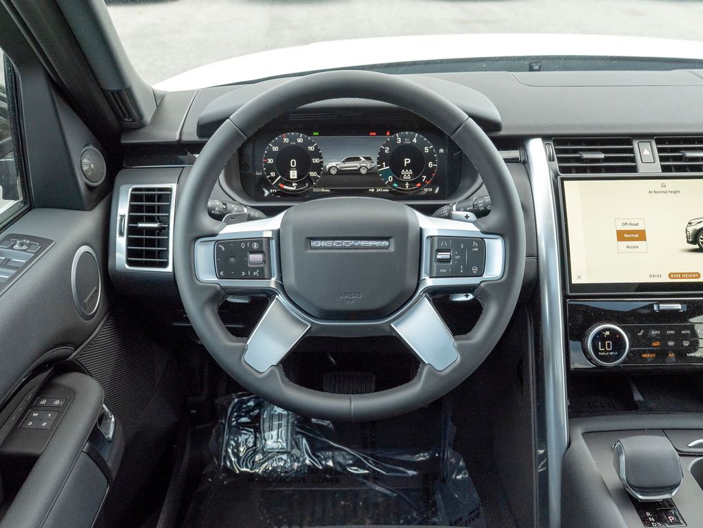2025 Land Rover Discovery S photo 11