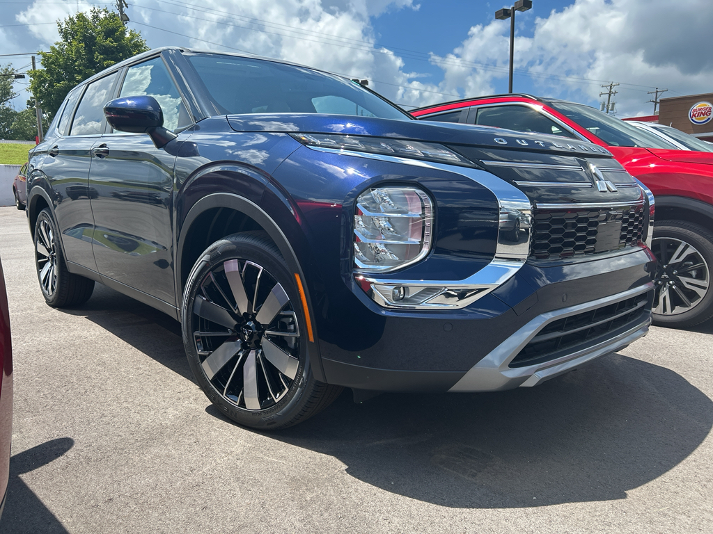 2025 Mitsubishi Outlander SE's photo