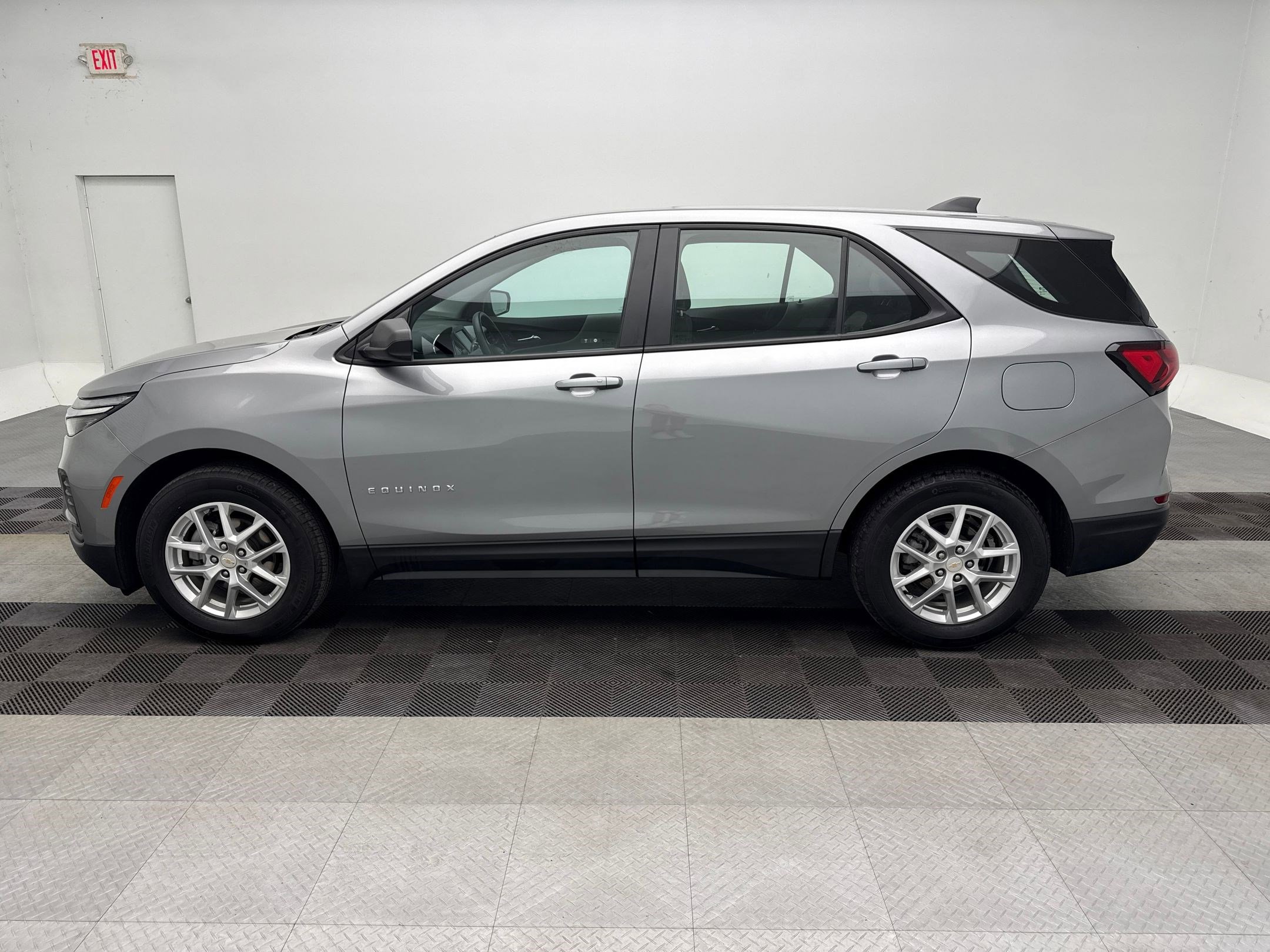 2024 Chevrolet Equinox LS photo 2