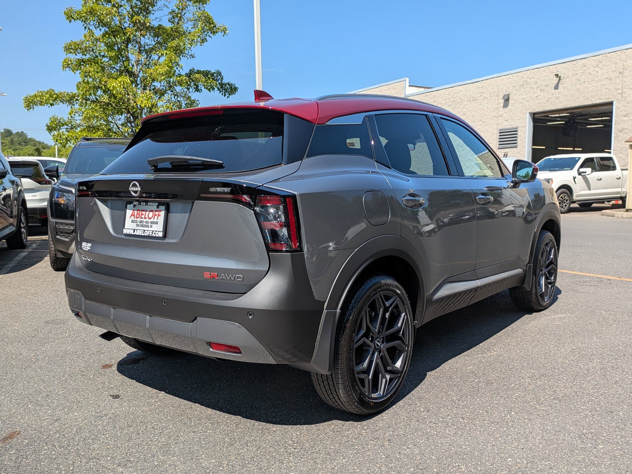 2025 Nissan Kicks SR photo 4