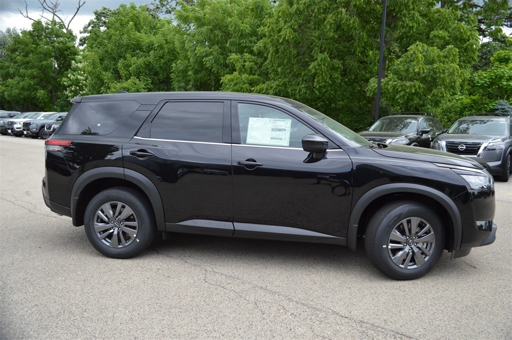 2025 Nissan Pathfinder S photo 2
