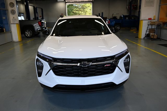 2025 Chevrolet Trax photo 2