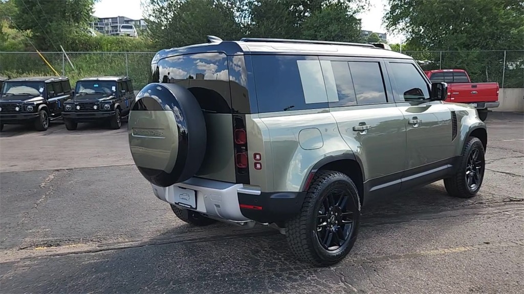 2025 Land Rover Defender 110 S photo 7
