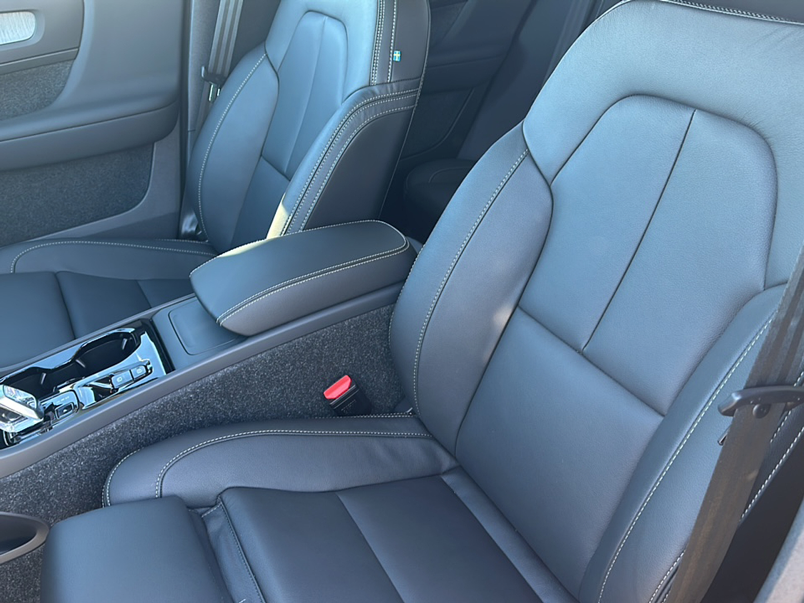 2025 Volvo XC40 photo 4