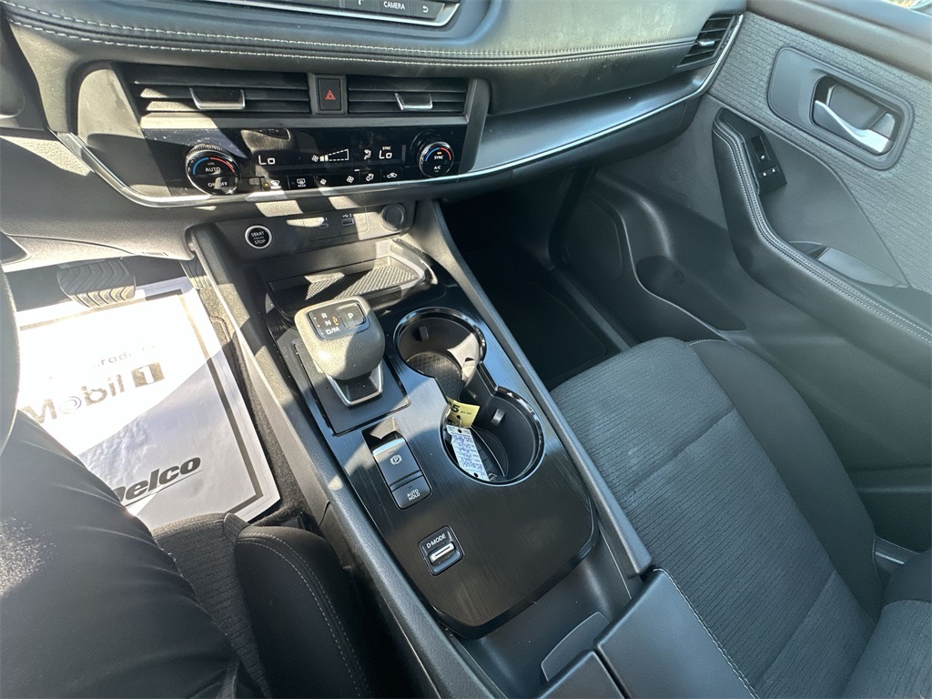 2023 Nissan Rogue SV photo 18