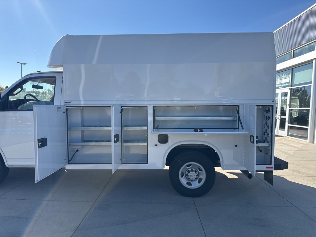2024 Chevrolet Express Cutaway 3500 photo 3