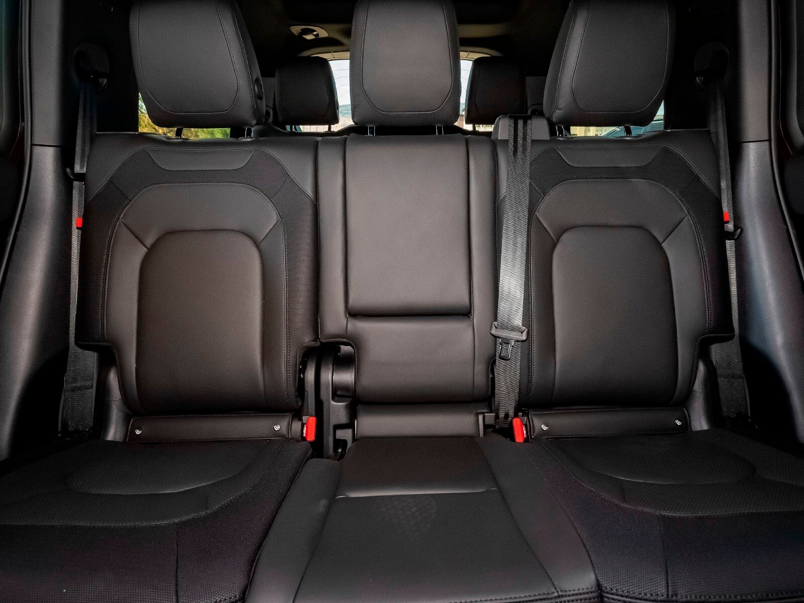 2024 Land Rover Defender 130 X-Dynamic SE photo 46