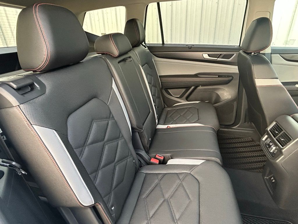 2025 Volkswagen Atlas Peak Edition SE photo 31