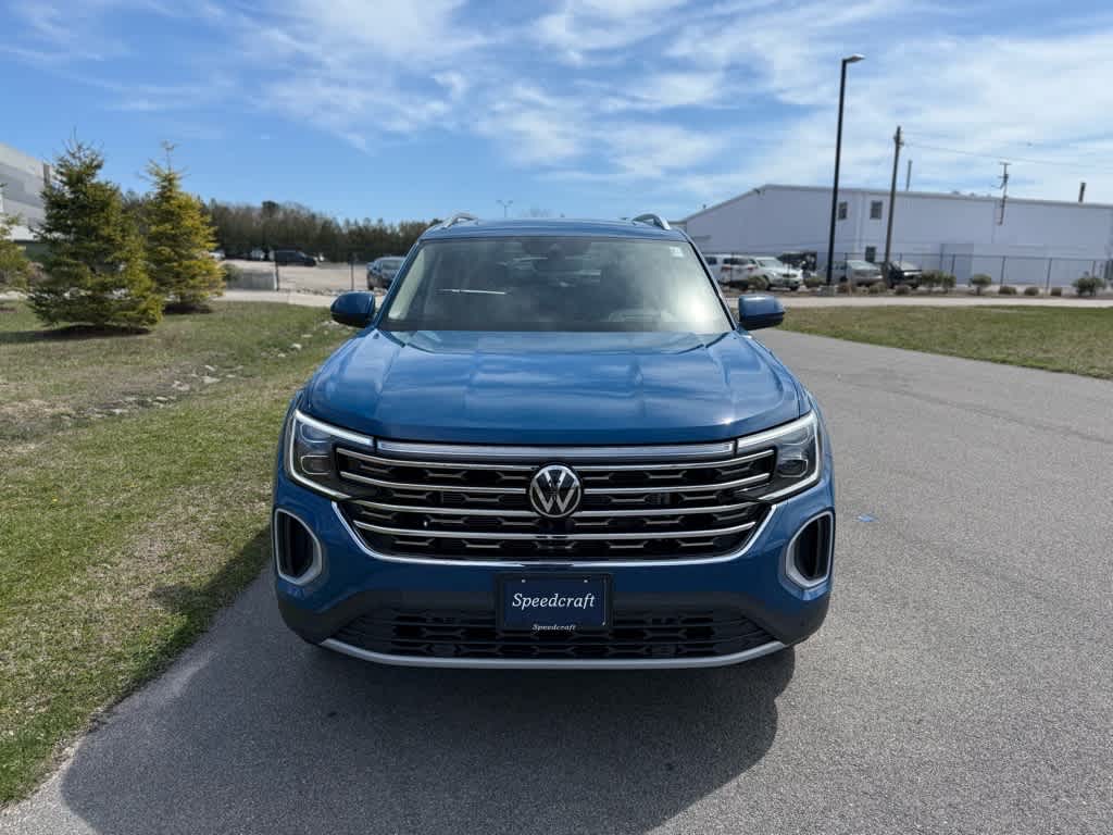 2025 Volkswagen Atlas SEL photo 2
