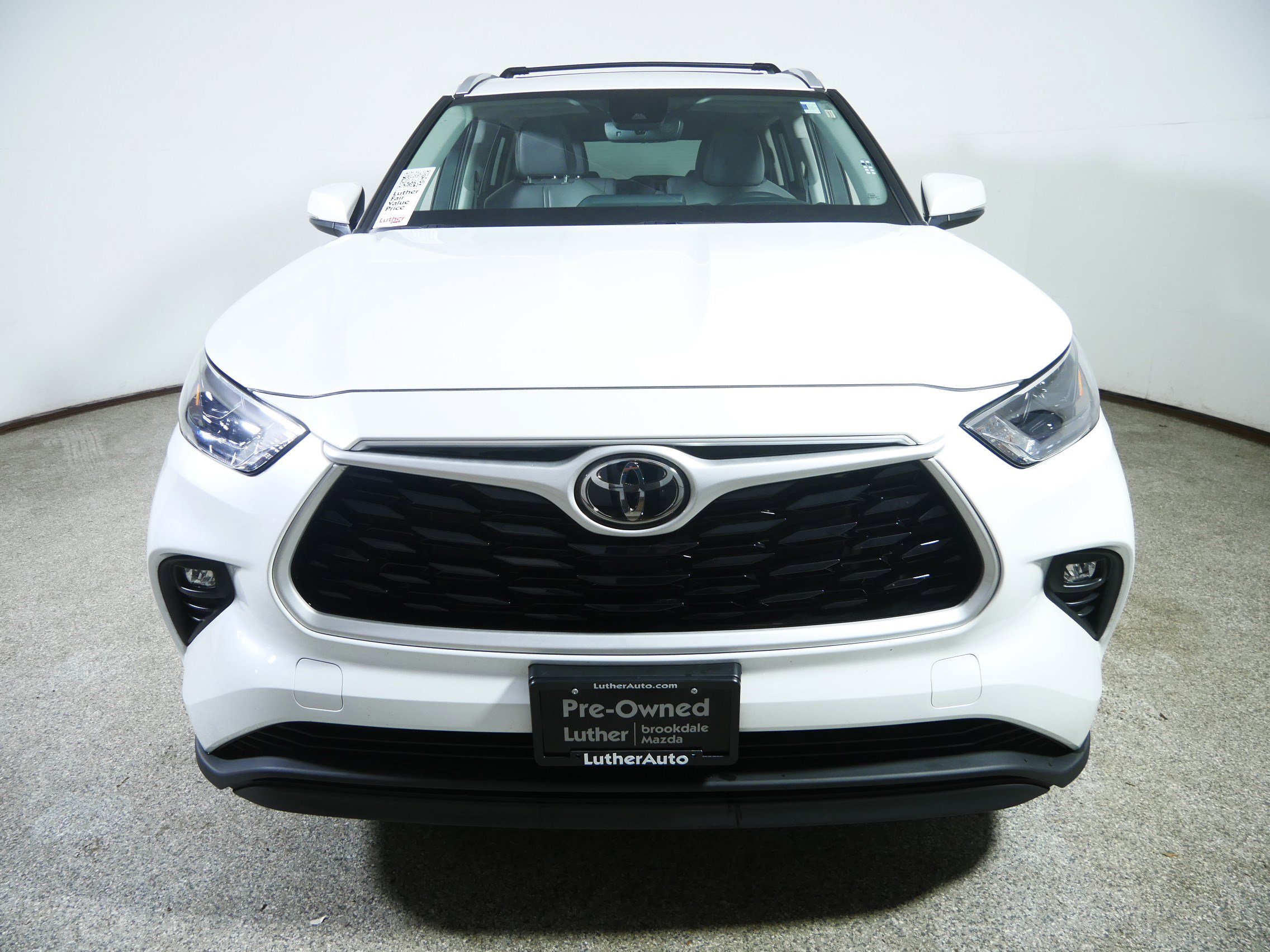 Used 2022 Toyota Highlander XLE with VIN 5TDGZRBH0NS257627 for sale in Brooklyn Center, Minnesota