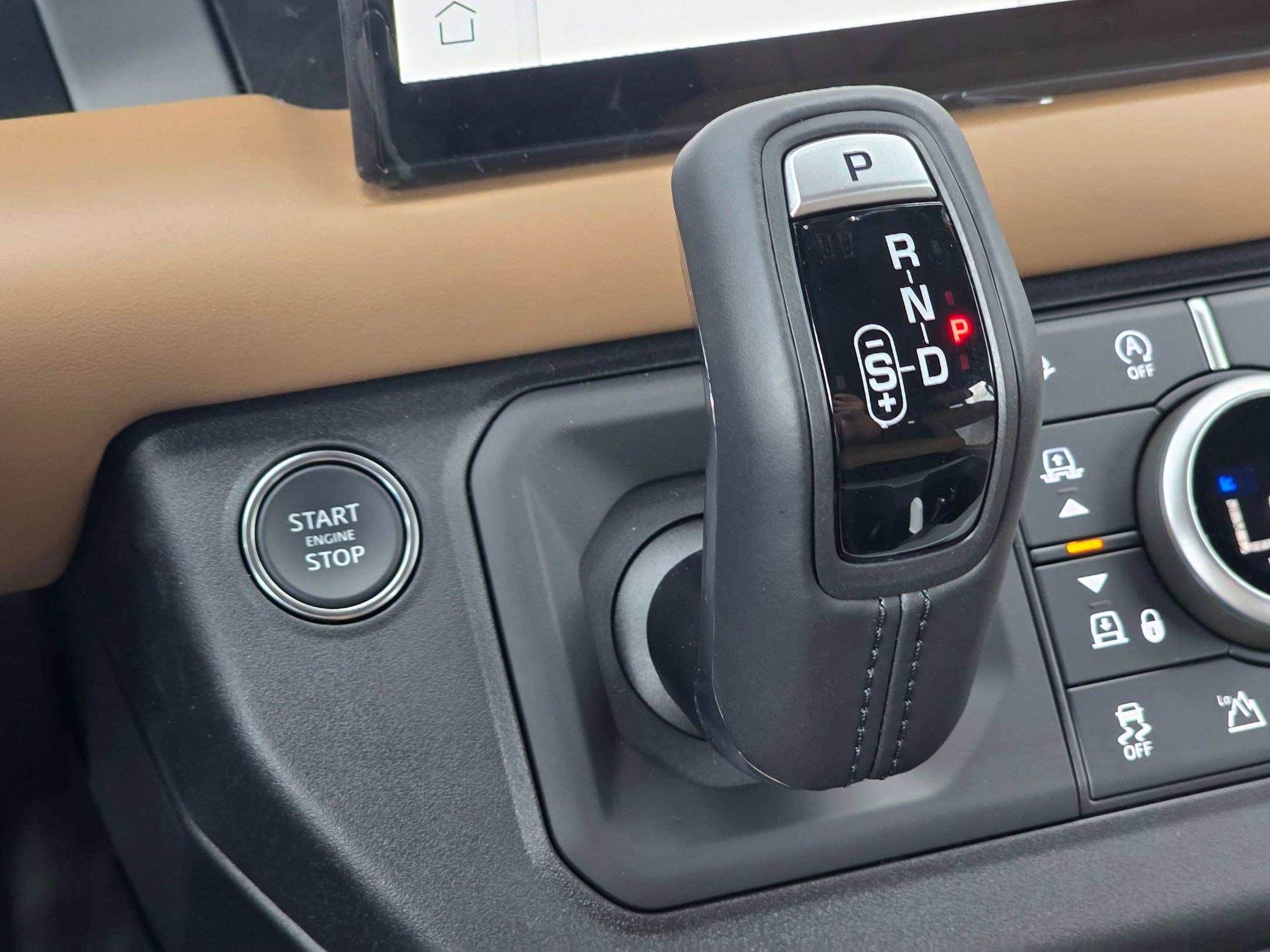 2025 Land Rover Defender 130 X photo 14