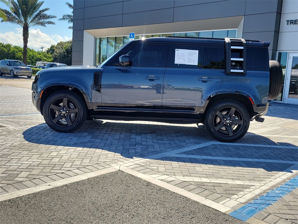 2022 Land Rover Defender 110 X-Dynamic SE photo 2