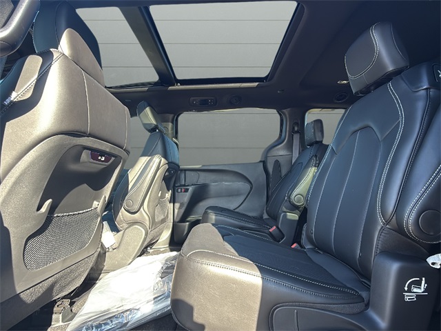 2026 Chrysler Pacifica photo 12