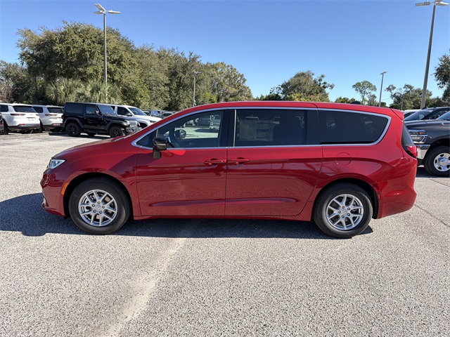 2026 Chrysler Pacifica Select's photo