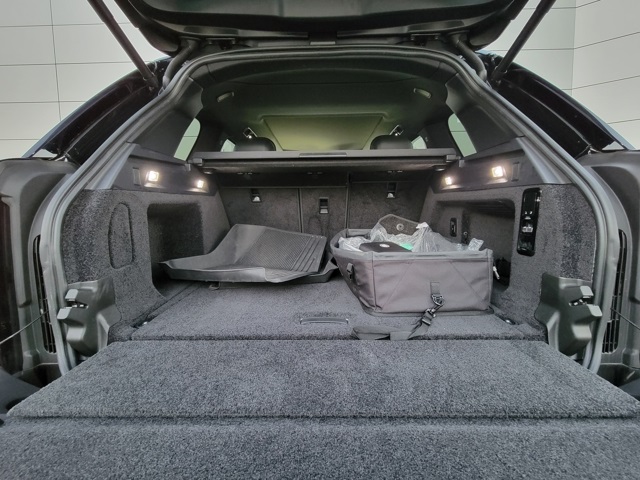 2023 Land Rover Range Rover SE photo 4