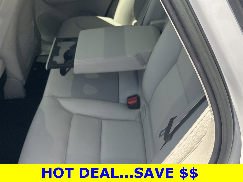 2023 Volvo XC60 B5 Plus photo 12