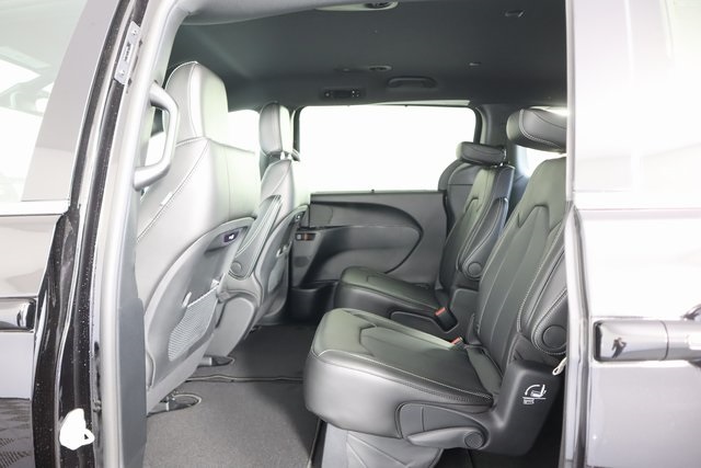 2025 Chrysler Pacifica photo 7