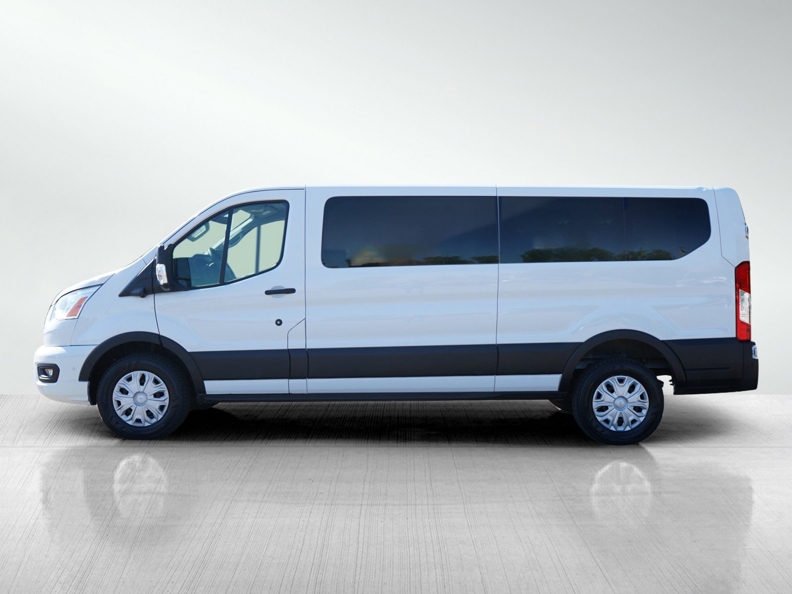 2022 Ford Transit Passenger XL photo 2