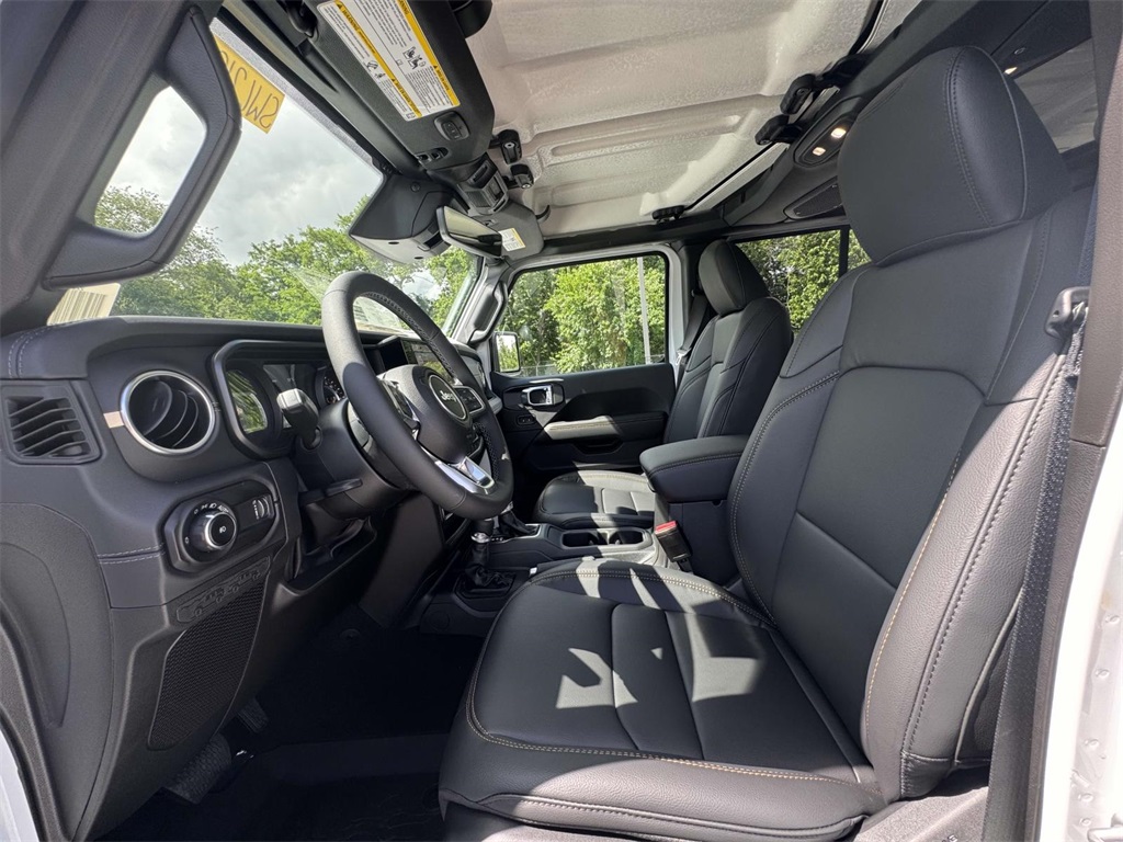 2025 Jeep Wrangler Sahara photo 13