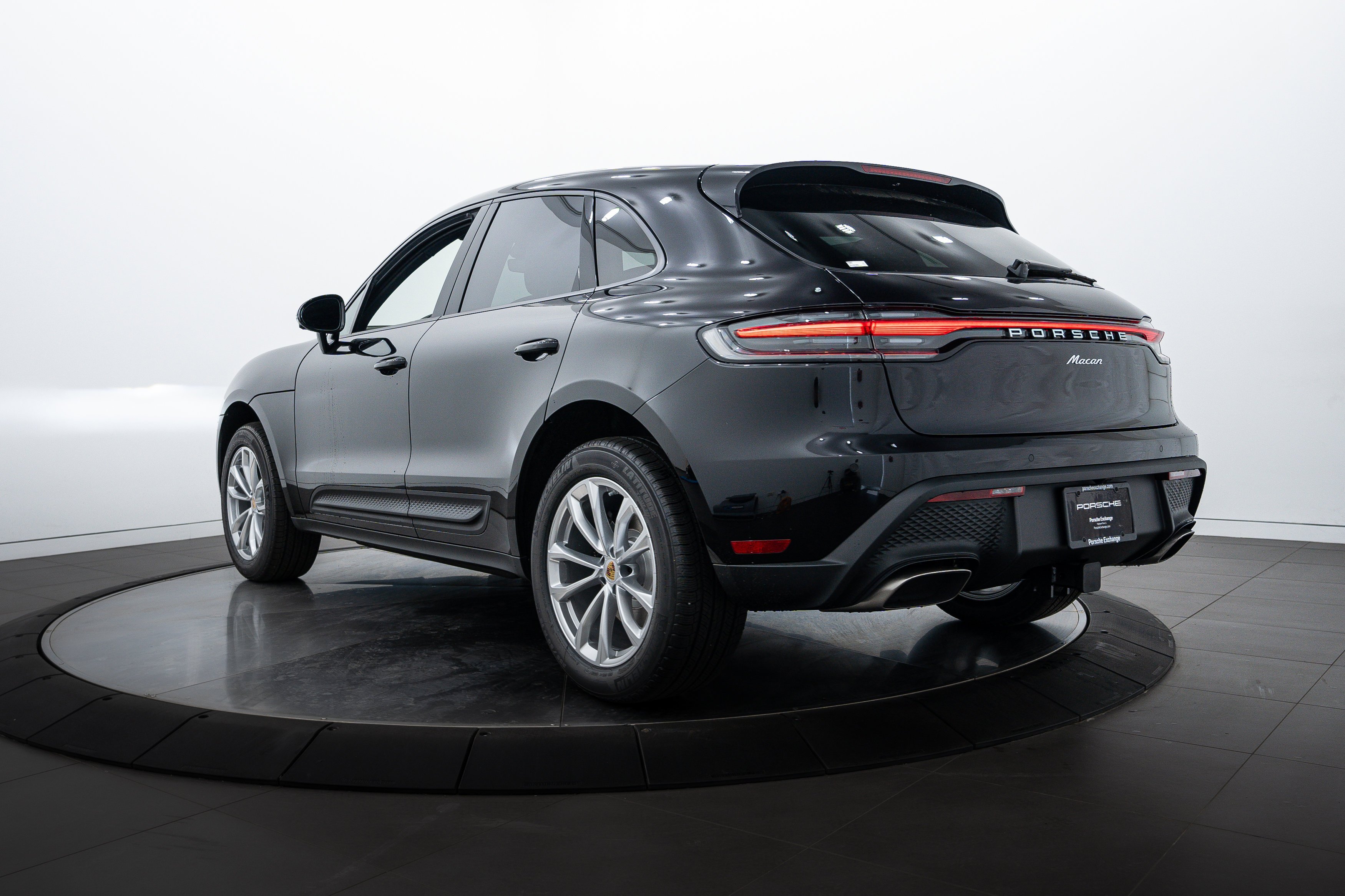 2025 Porsche Macan Base photo 3