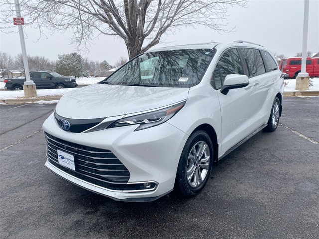 2022 Toyota Sienna Platinum's photo
