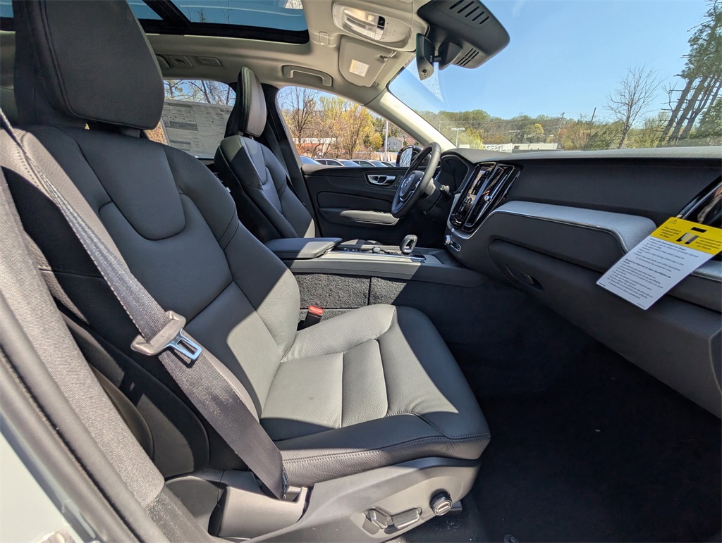 2025 Volvo XC60 Hybrid T8 Plus photo 2