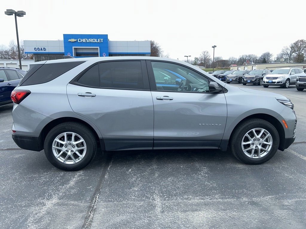 2024 Chevrolet Equinox LS photo 2