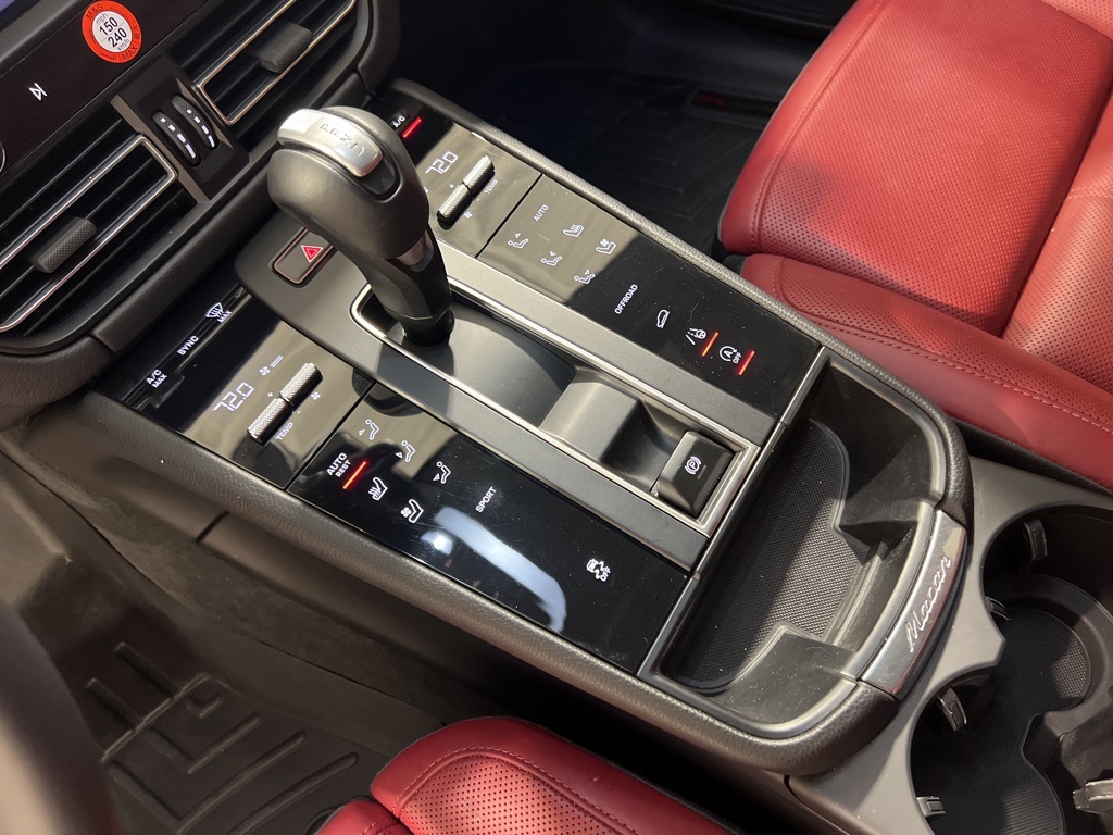 2023 Porsche Macan Base photo 16