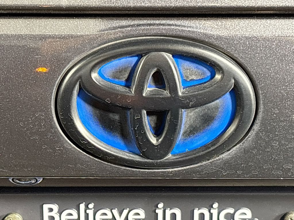 2021 Toyota RAV4 Hybrid XLE photo 19