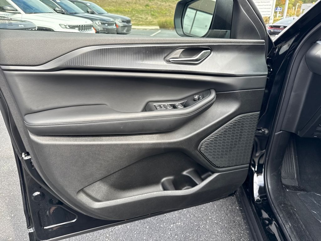 2025 Jeep Grand Cherokee Laredo X photo 3