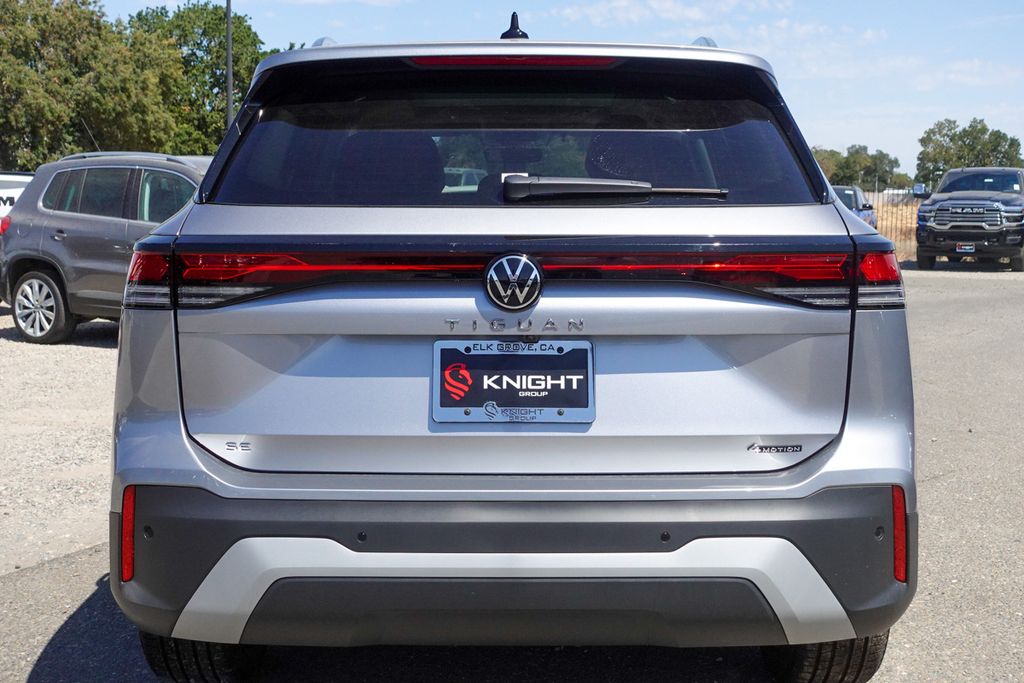 2025 Volkswagen Tiguan SE photo 2