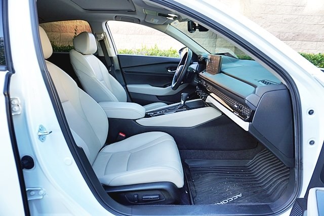 Used 2024 White Honda Touring image 11