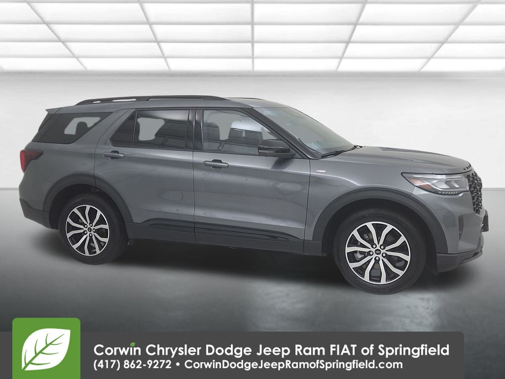2025 Ford Explorer ST-LINE's photo