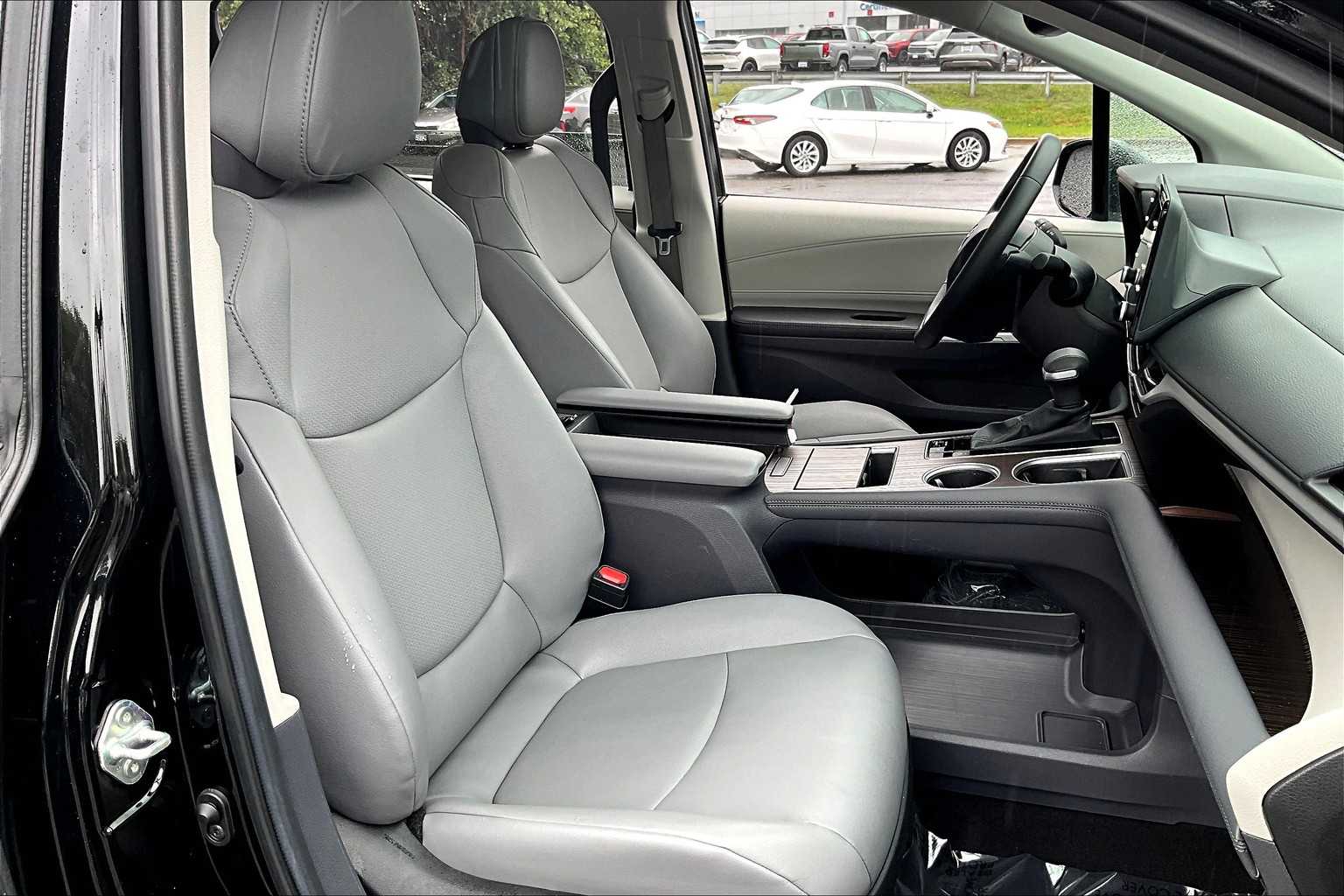 2024 Toyota Sienna XLE photo 8