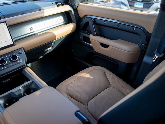 2025 Land Rover Defender 110 V8 photo 14