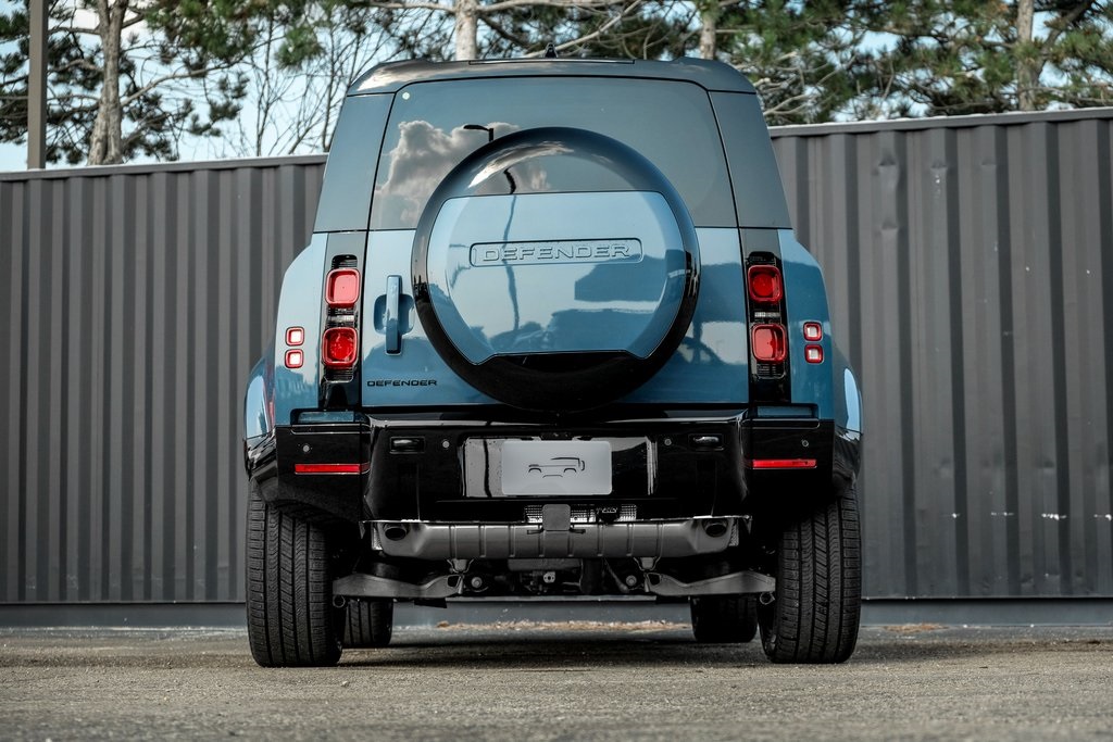2025 Land Rover Defender 110 X-Dynamic SE photo 8