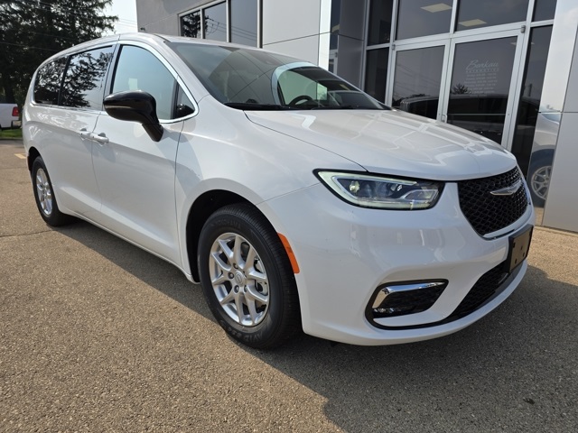 2026 Chrysler Pacifica Select's photo