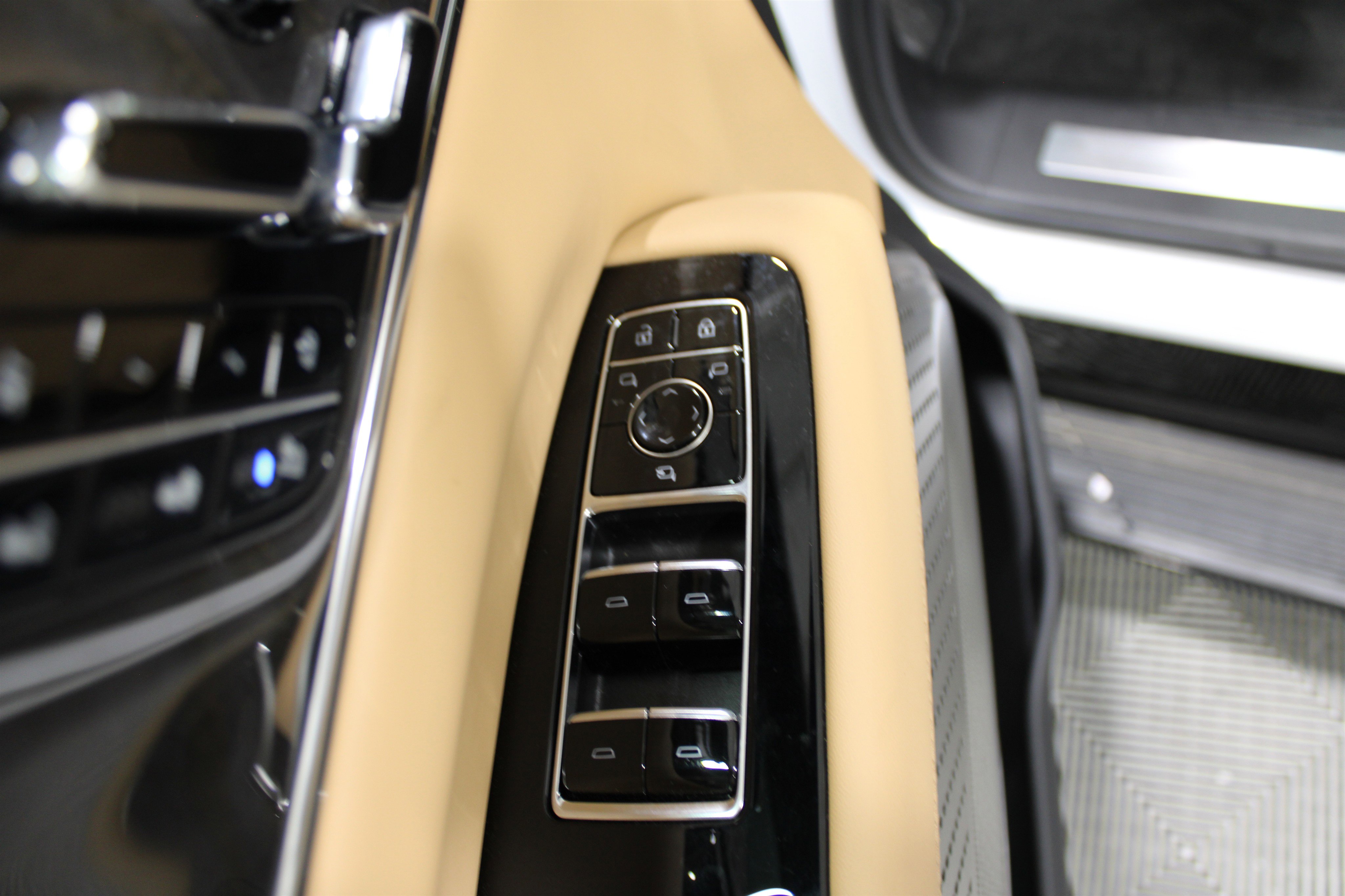 2025 Cadillac Escalade IQ Luxury photo 5