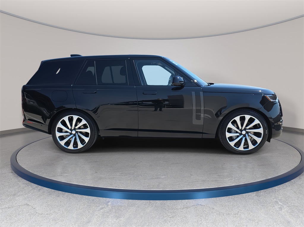 2025 Land Rover Range Rover SE photo 4