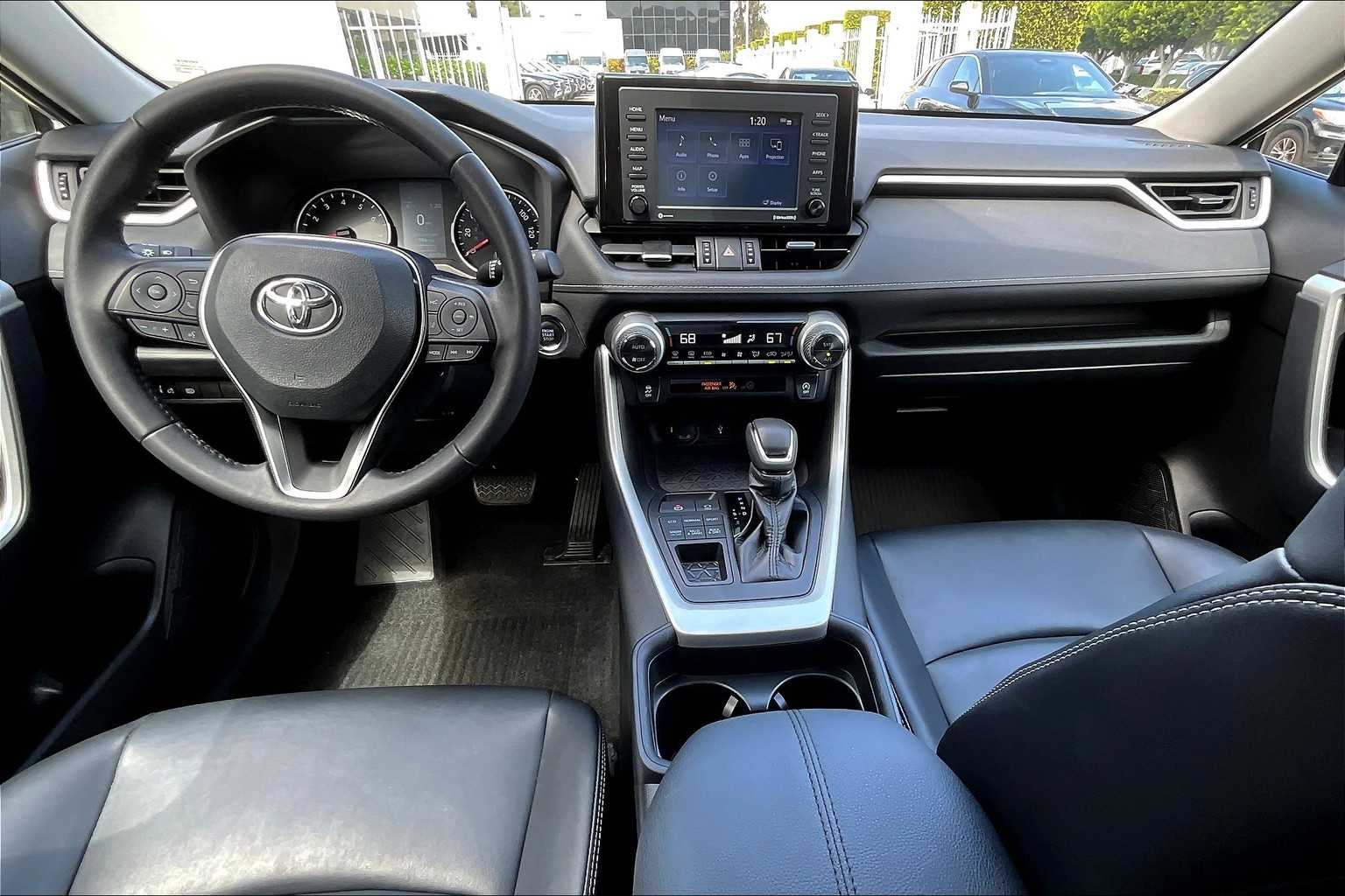 2021 Toyota RAV4 XLE Premium photo 14