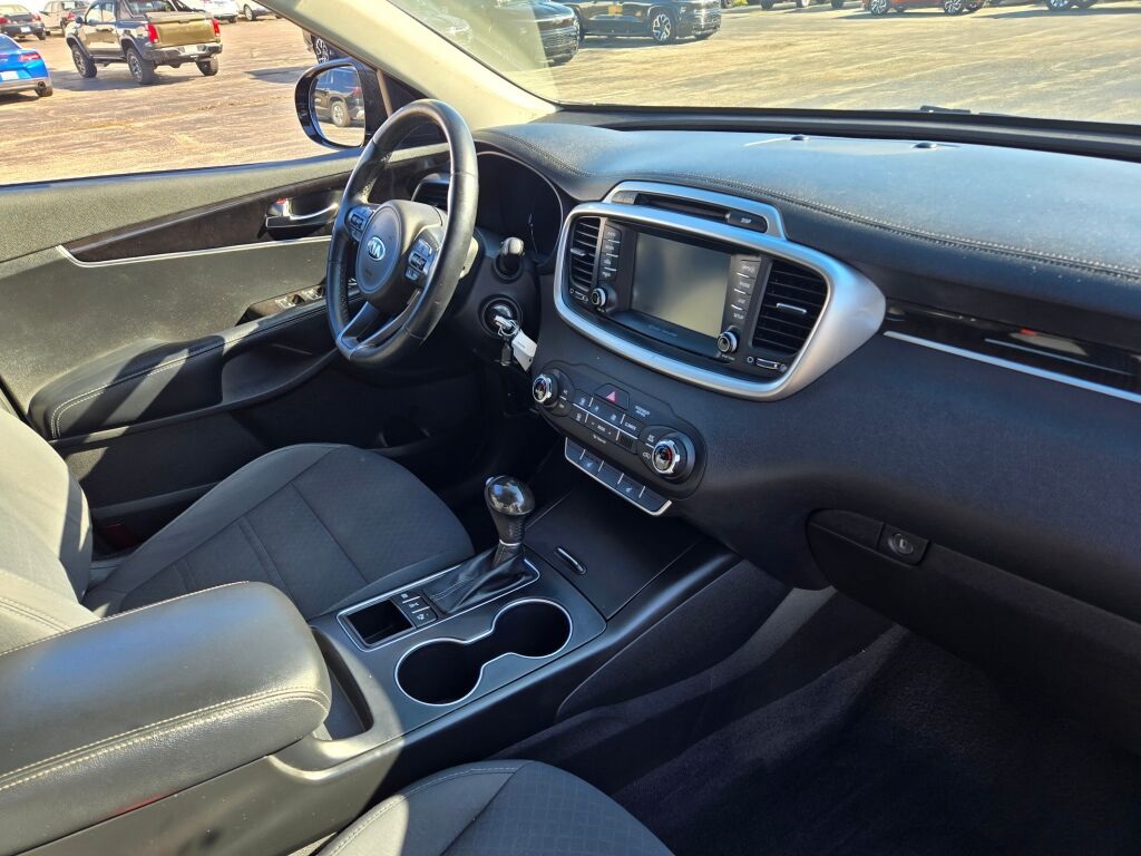 2017 Kia Sorento LX photo 2