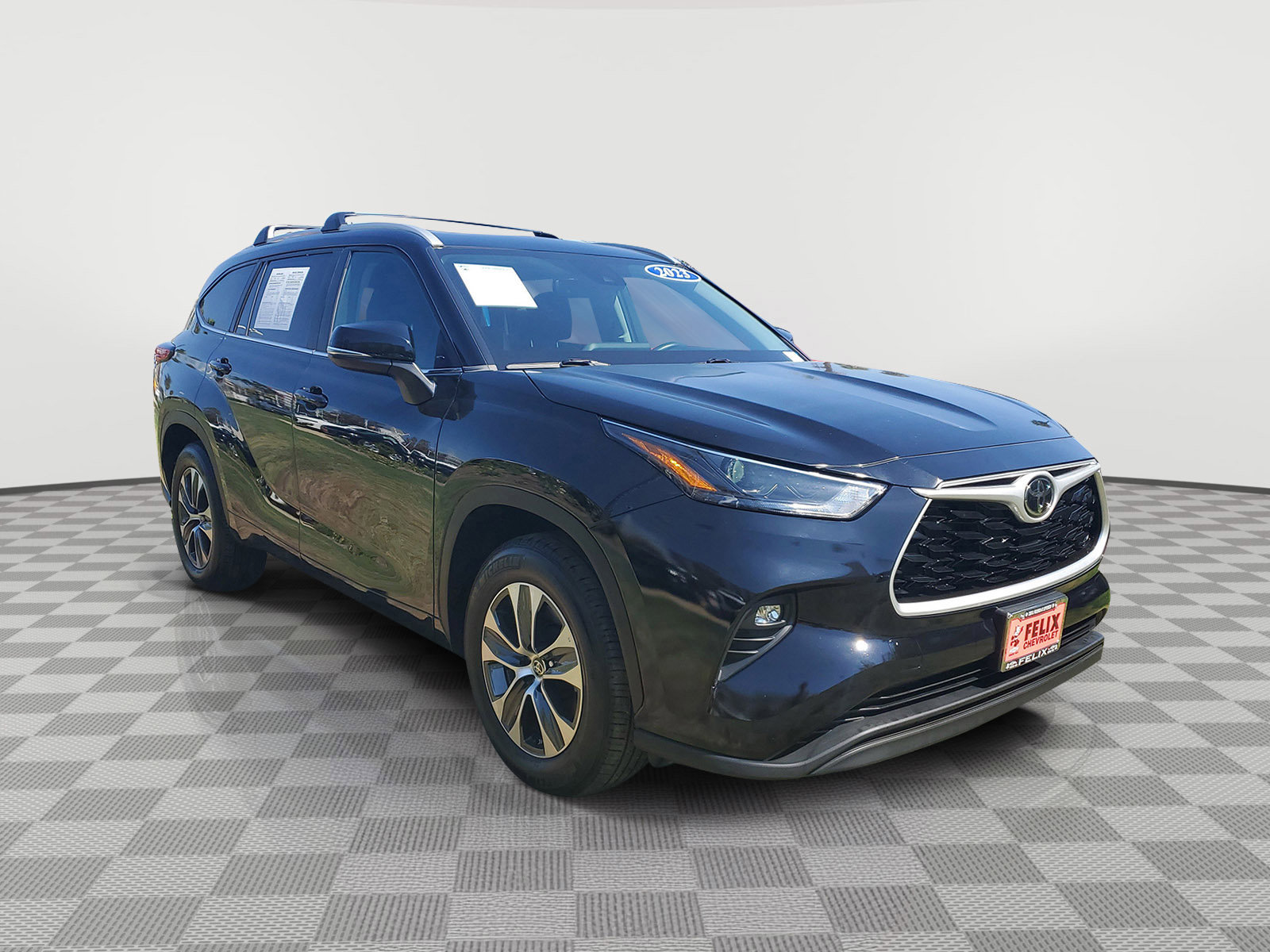 2023 Toyota Highlander XLE photo 2