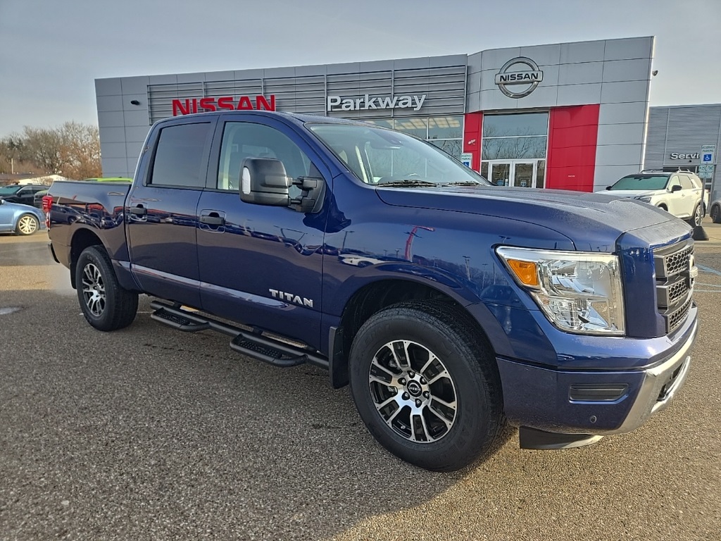 2024 Nissan Titan SV's photo