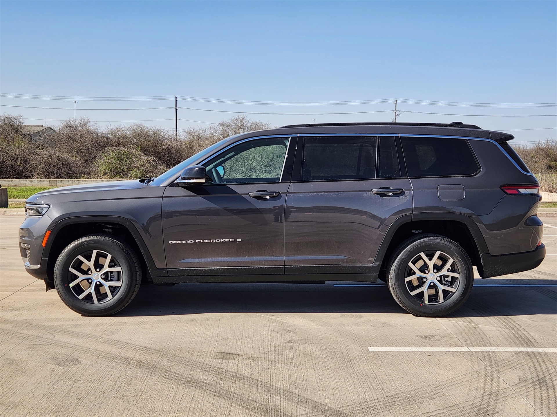 2025 Jeep Grand Cherokee Limited photo 3